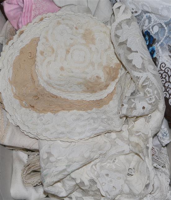 A quantity of linen and lace